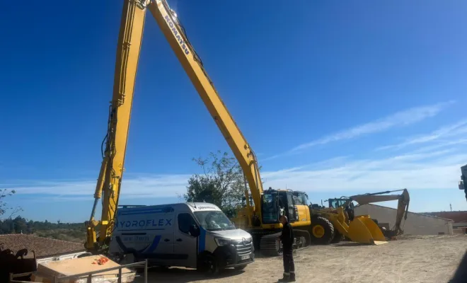 Intervention hydraulique sur site sur une pelle Komastu, Béziers, HYDROFLEX